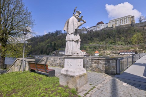 Statue with view of Veste Oberhaus