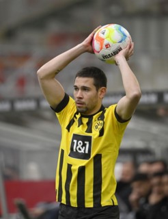 Throw-in Raphael Guerreiro Borussia Dortmund BVB