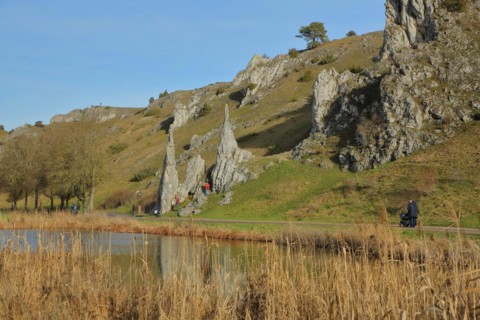 Eselsburg Valley with bizarre rock formations of the Stone Maidens and walkers