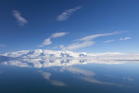 Snow covered mountains along the Joekulsarlon glacier lagoon in winter