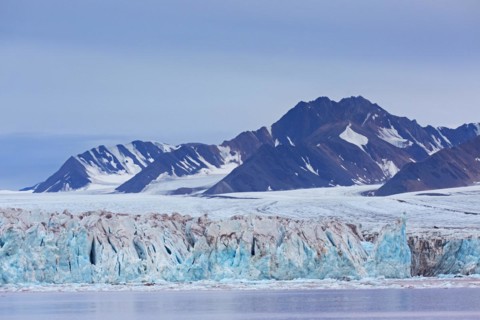 Kongsbreen glacier in autumn