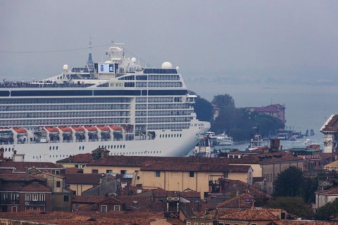 The cruise ship MSC Musica of the shipping company MSC Cruises sails to the cruise terminal Stazione Marittima. Meanwhile