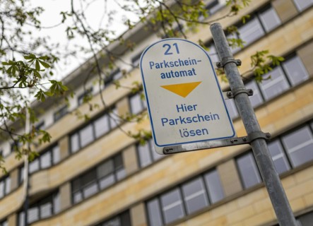 A sign indicates a parking ticket machine. Berlin