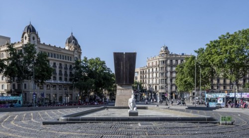 Sculpture La Deessa with fountain