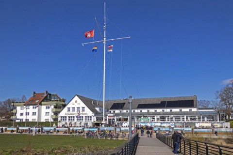Restaurant Schulauer Faehrhaus and ship welcoming facility Willkomm Hoeft