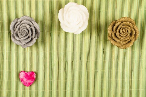 3 decorative roses and 1 heart on green background