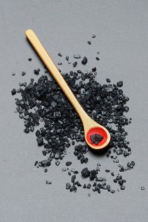 Black Hawaiian salt on spoon
