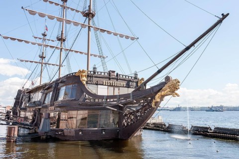 Restaurant ship