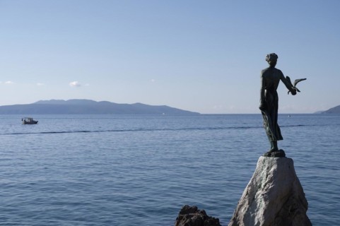 Statue Greeting to the Sea
