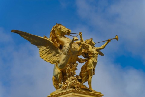 Column with the figural group Fama of War on the Pont Alexandre III.