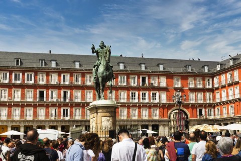 Crowd and equestrian statue of Philip III in the Plaza Mayor