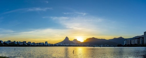 Panoramic photograph of Rodrifgo de Freitas lagoon during sunset with its waters and hills in the neighborhoods of Ipanema and Leblon
