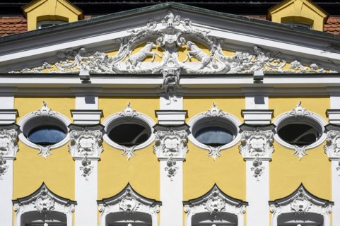Rich stucco on the tympanum of the London Court built around 1700