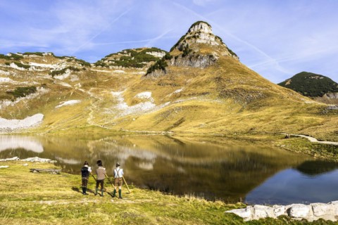 The Austrian alphorn trio Klangholz plays the alphorn at the Augstsee on Mount Loser