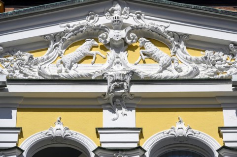 Rich stucco on the tympanum of the London Court built around 1700