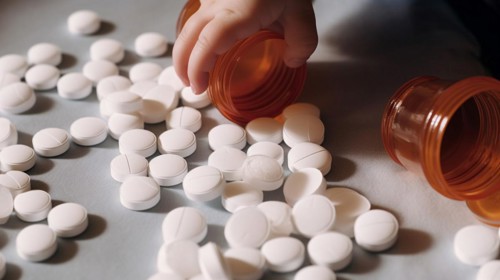 A young toddler has found some prescription pills at home