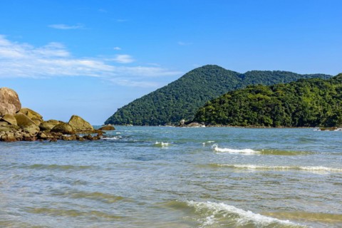 The sea with calm and transparent waters between the rocks