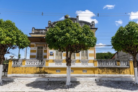Colonial building