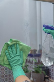 Hands of a woman with green gloves