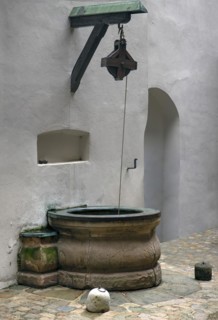 Historical draw well in the courtyard of the Femobaus