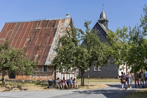 People in front of historic half-timbered houses from Mademuehlen and Muenchhausen