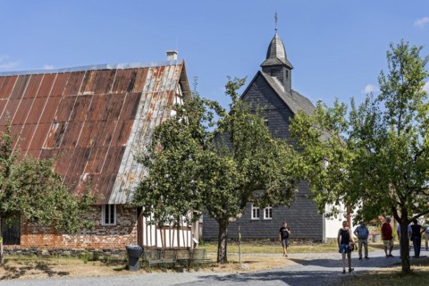 People in front of historic half-timbered houses from Mademuehlen and Muenchhausen