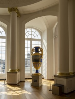 State vases in the upper round hall