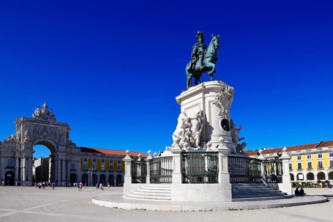 Equestrian statue of King Jose I and triumphal arch Arco da Rua Augusta