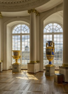 State vases in the upper round hall