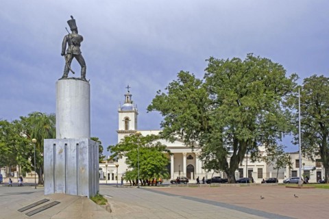 Statue of sergeant Juan Cabral and colonial cathedral at the Plaza Sargento Cabral