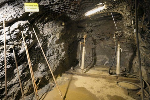 Pneumatic hammer for ore extraction