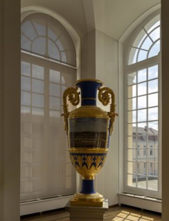 State vases in the upper round hall