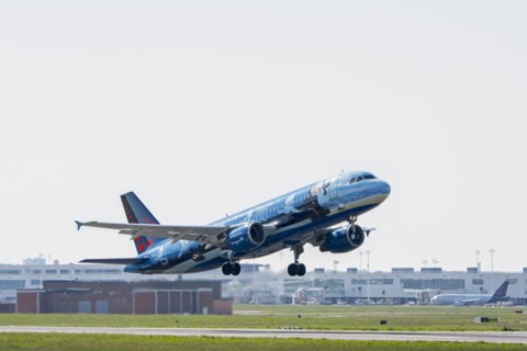 Airbus A320-214 in Magritte livery