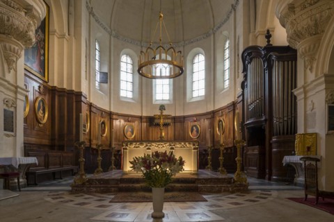 Altar and church organ of the Cathedrale Notre-Dame des Doms d'Avignon