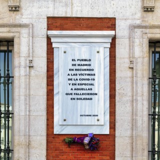 Facade detail with memorial plaque for the victims of the Covid 19 pandemic