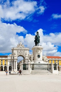 Equestrian statue of King Jose I and triumphal arch Arco da Rua Augusta