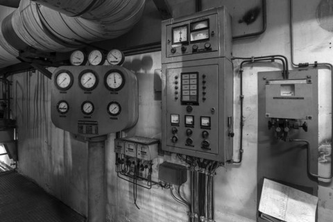 Measuring devices for pump pressure in a former paper factory
