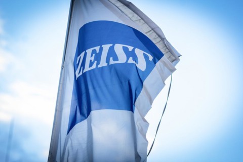 A flag with the logo of the Carl Zeiss company in front of a branch in Berlin