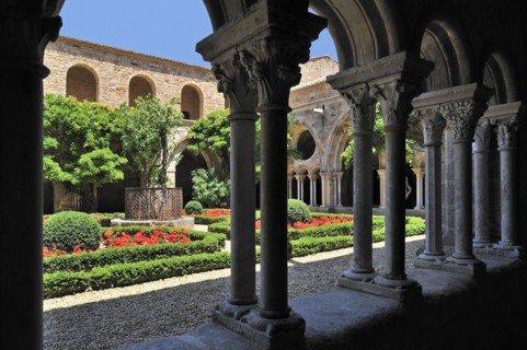 Cloister and well at the Fontfroide Abbey