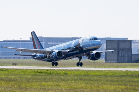 Airbus A320-214 in Magritte livery