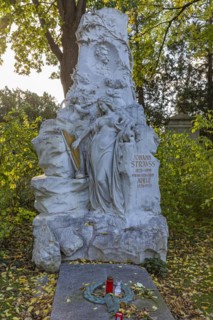 Grave of honour of the composer Johann Strauss and his woman
