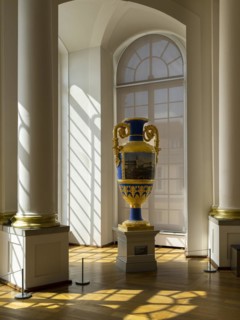 State vases in the upper round hall