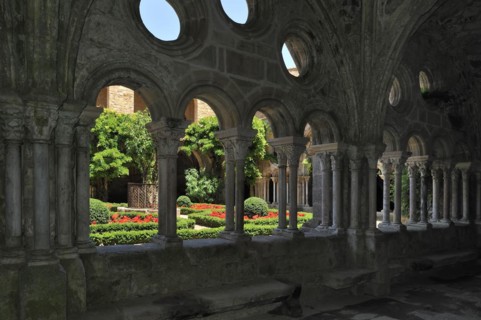 Cloister and well at the Fontfroide Abbey