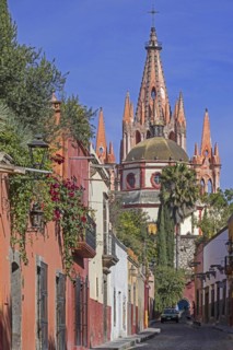 Calle Aldama in the city San Miguel de Allende and its neo-Gothic parish church La Parroquia de San Miguel Arcangel