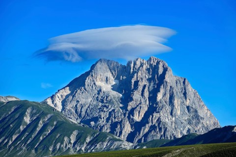 Above the summit of Gran Sasso at the end of Campo Imperatore towers a cloud of foehn