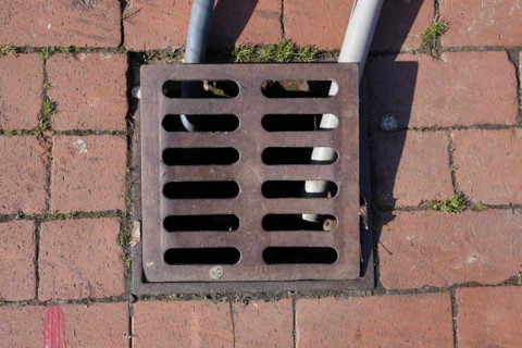 Manhole cover with water hoses