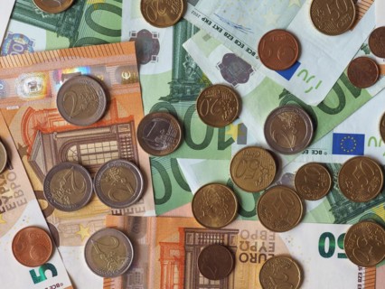 50 and 100 Euro notes and coins