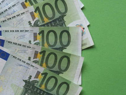100 Euro banknotes money
