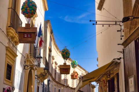 Christmas decorations in the alleys of Gallipoli