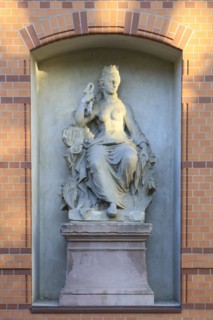 Statue of a half-naked woman behind the former sulphur bathhouse